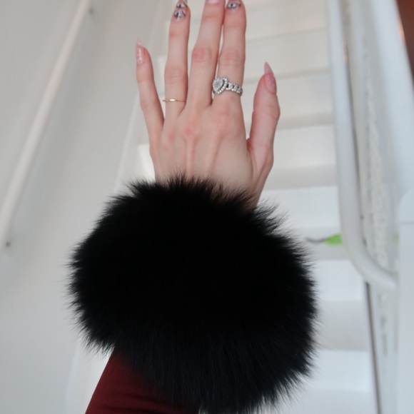 Elegant Black Fox Fur Cuff - Picture 1 of 2